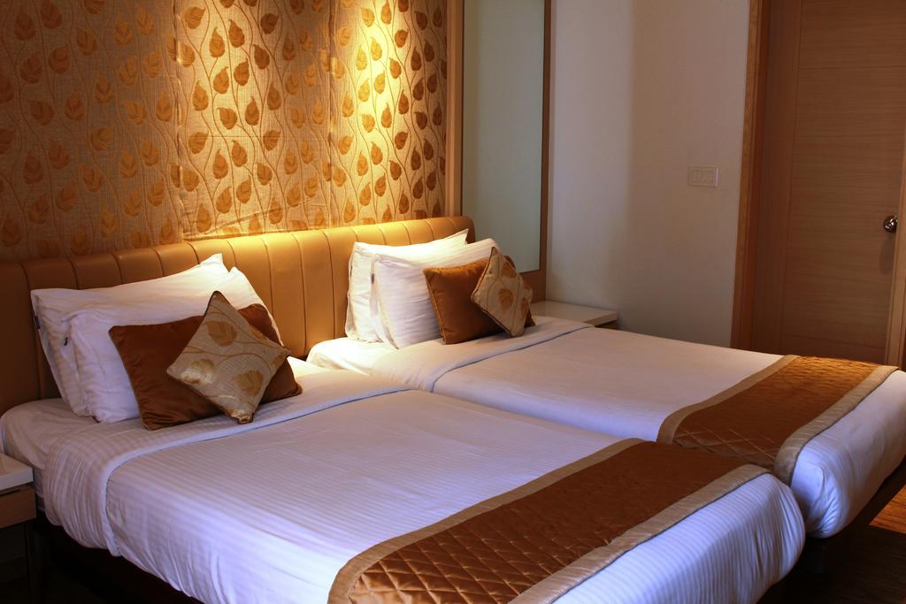 Hotel Swati Дели Экстерьер фото