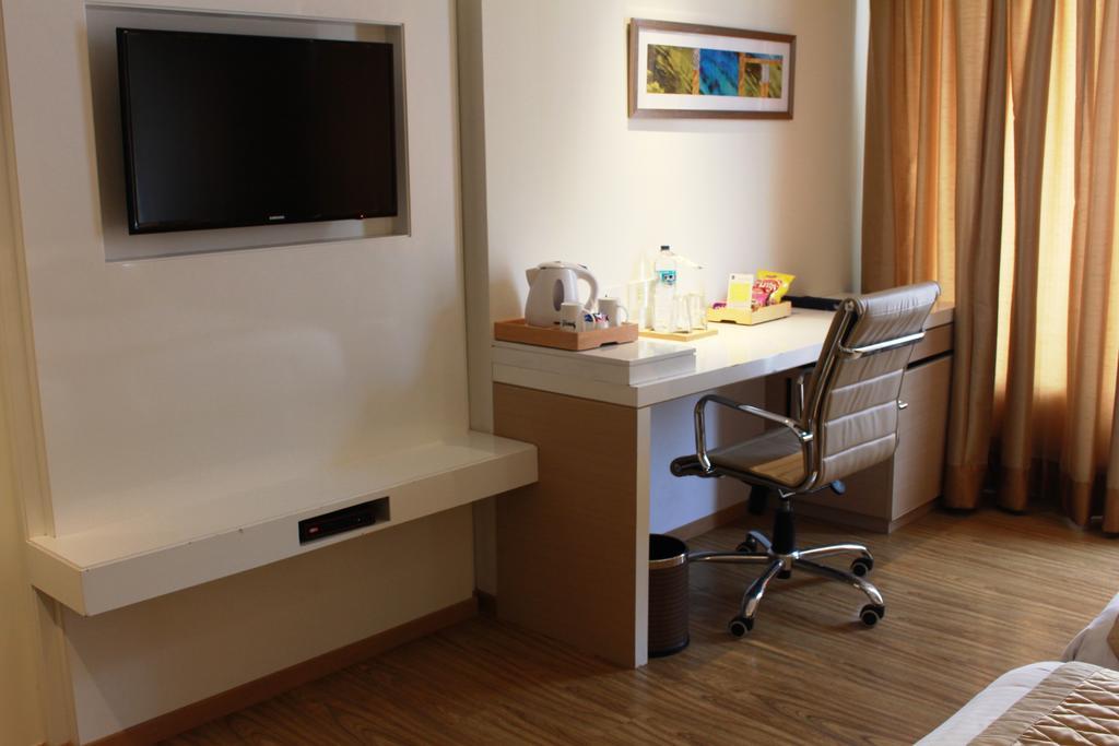 Hotel Swati Дели Экстерьер фото