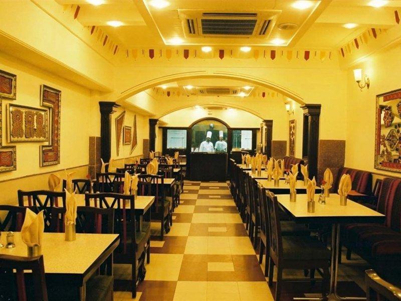 Hotel Swati Дели Экстерьер фото
