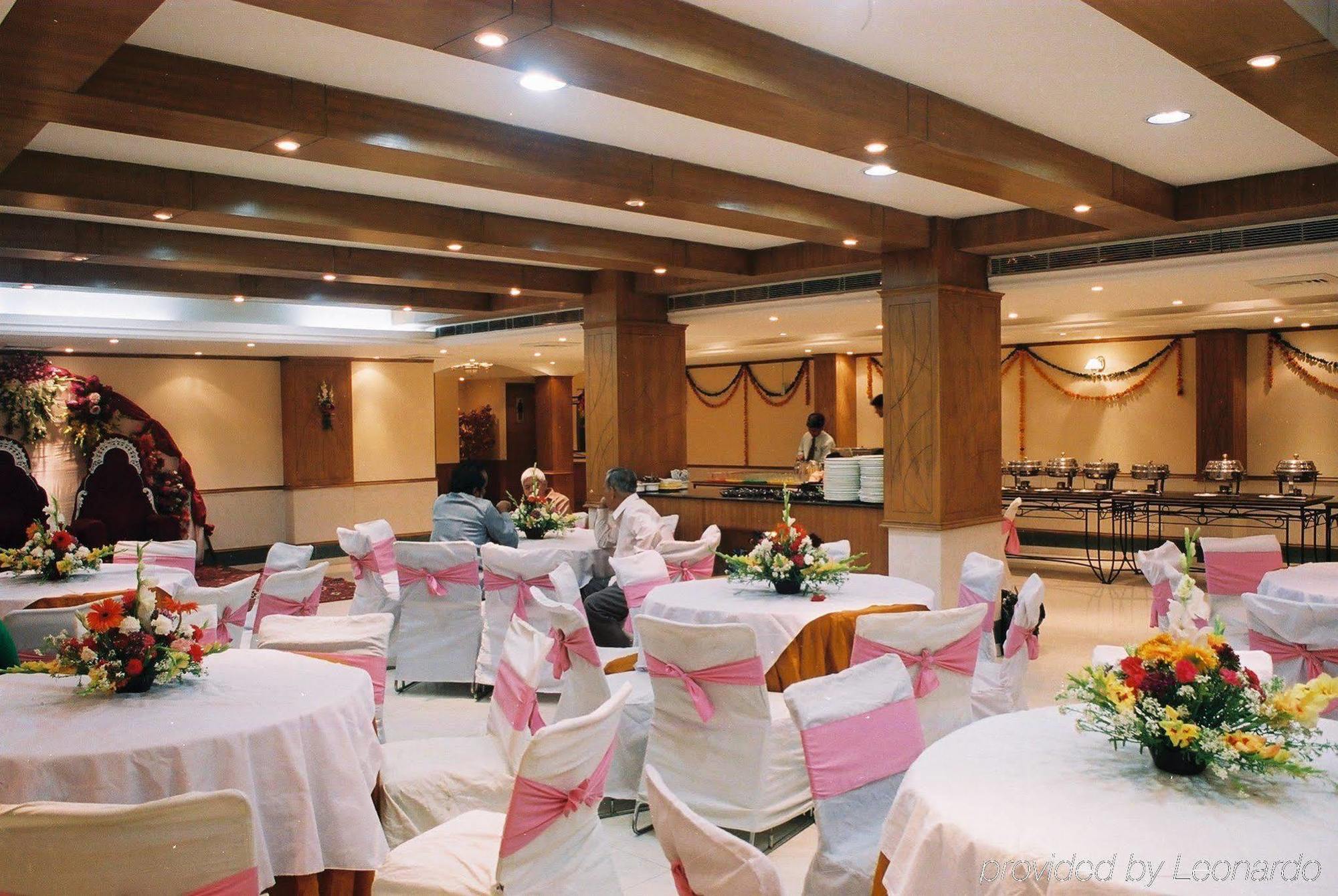Hotel Swati Дели Ресторан фото