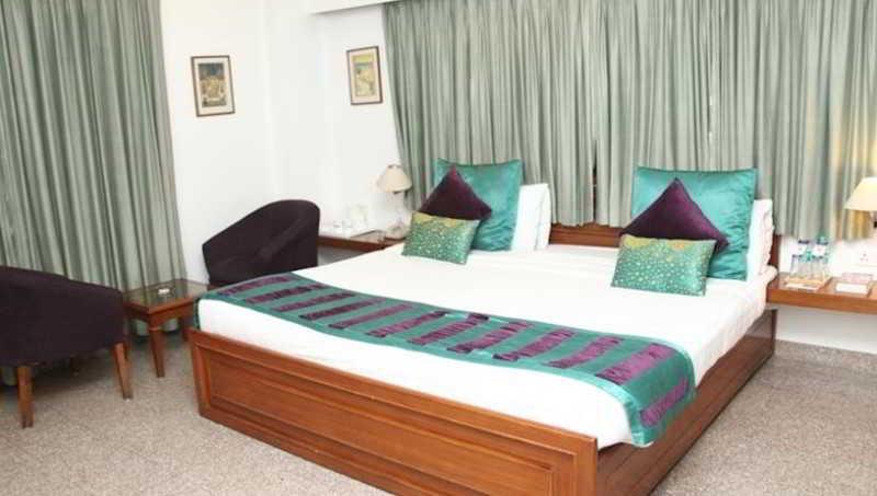 Hotel Swati Дели Экстерьер фото