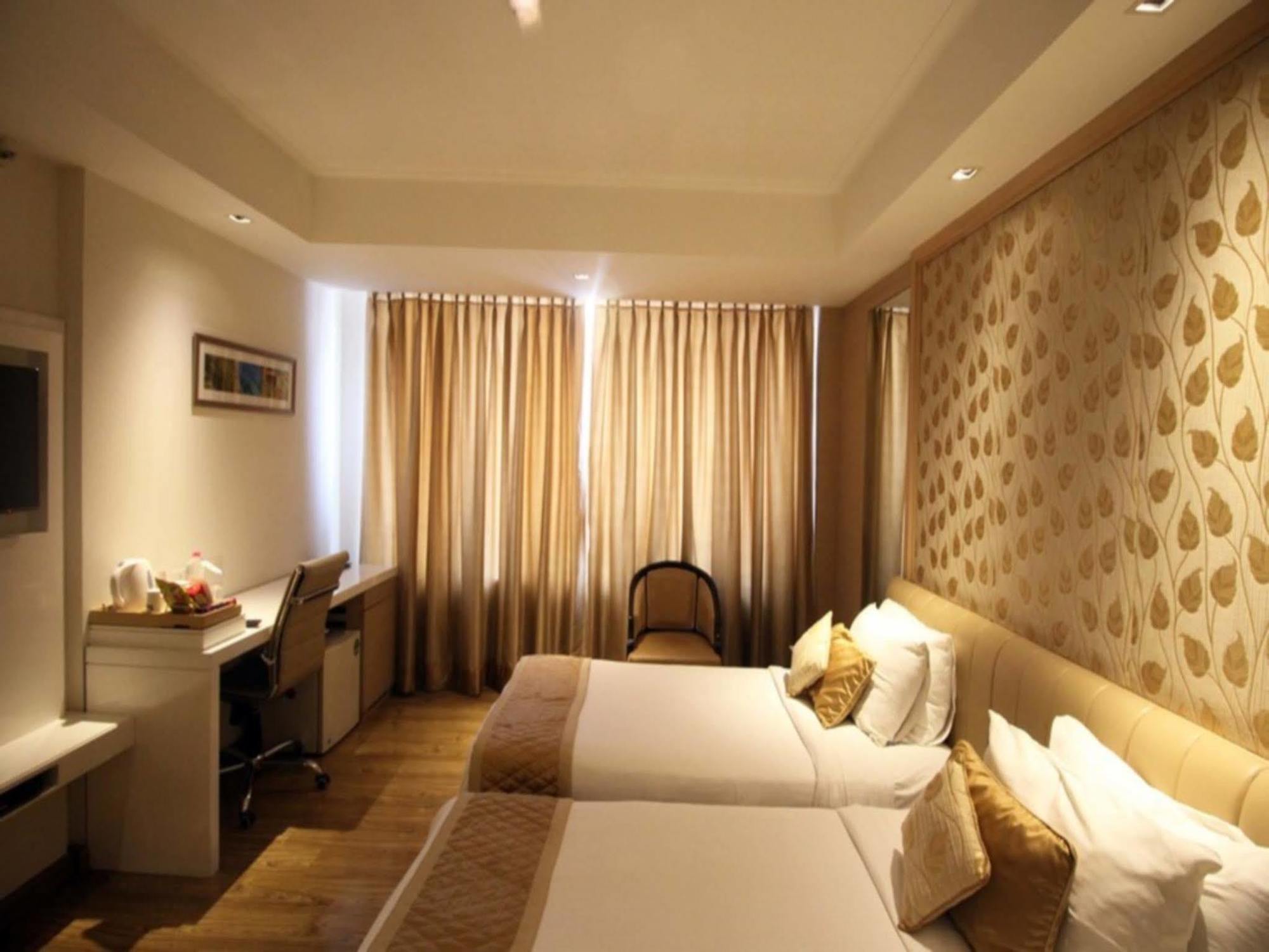 Hotel Swati Дели Экстерьер фото