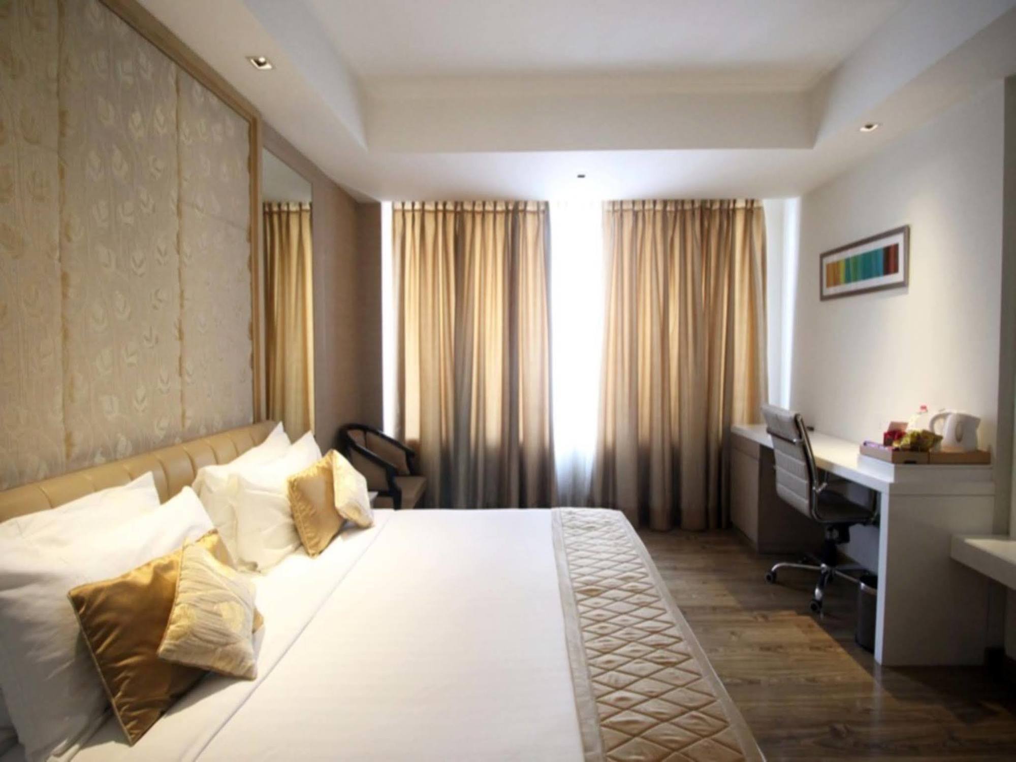 Hotel Swati Дели Экстерьер фото