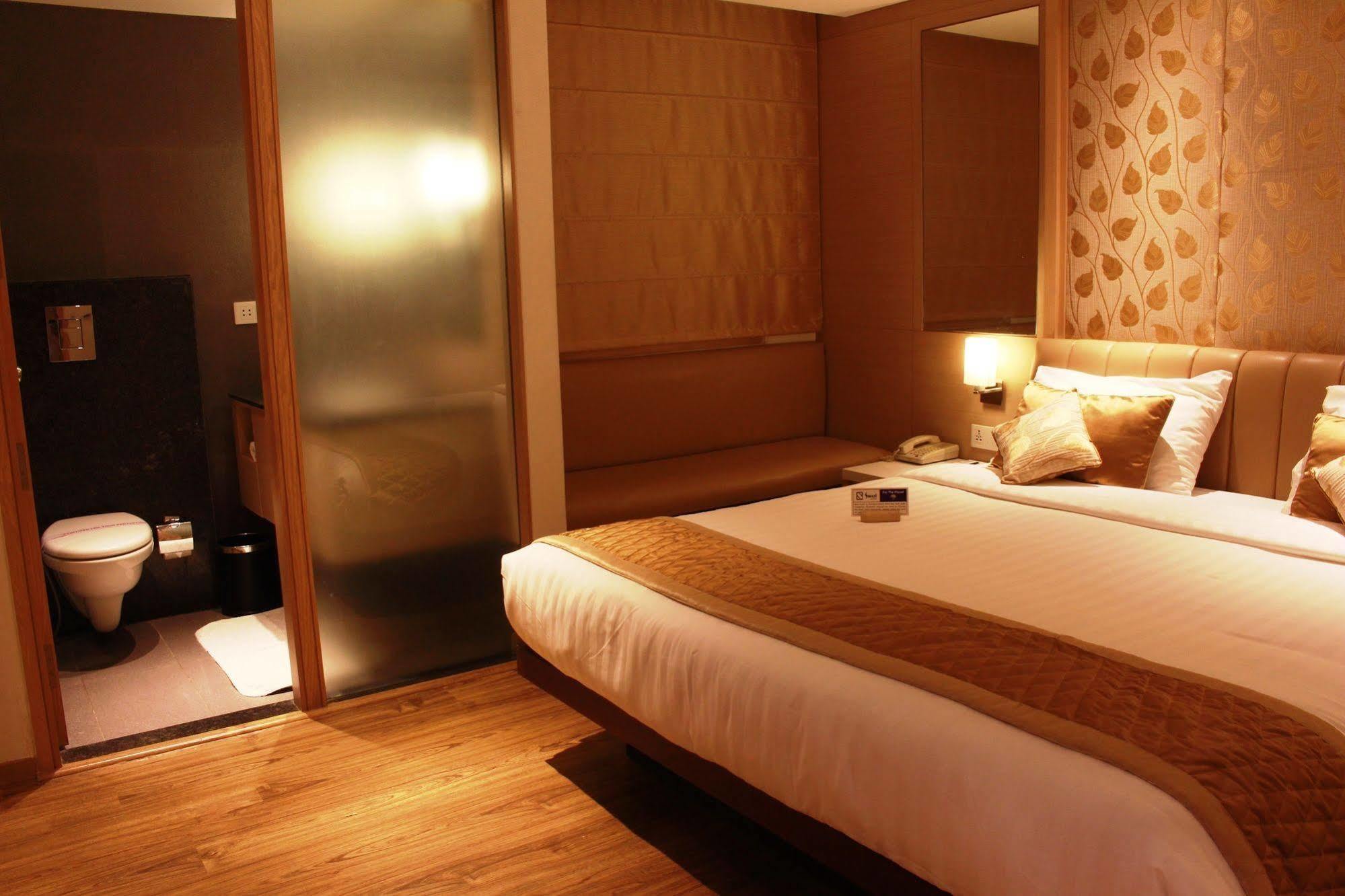 Hotel Swati Дели Экстерьер фото