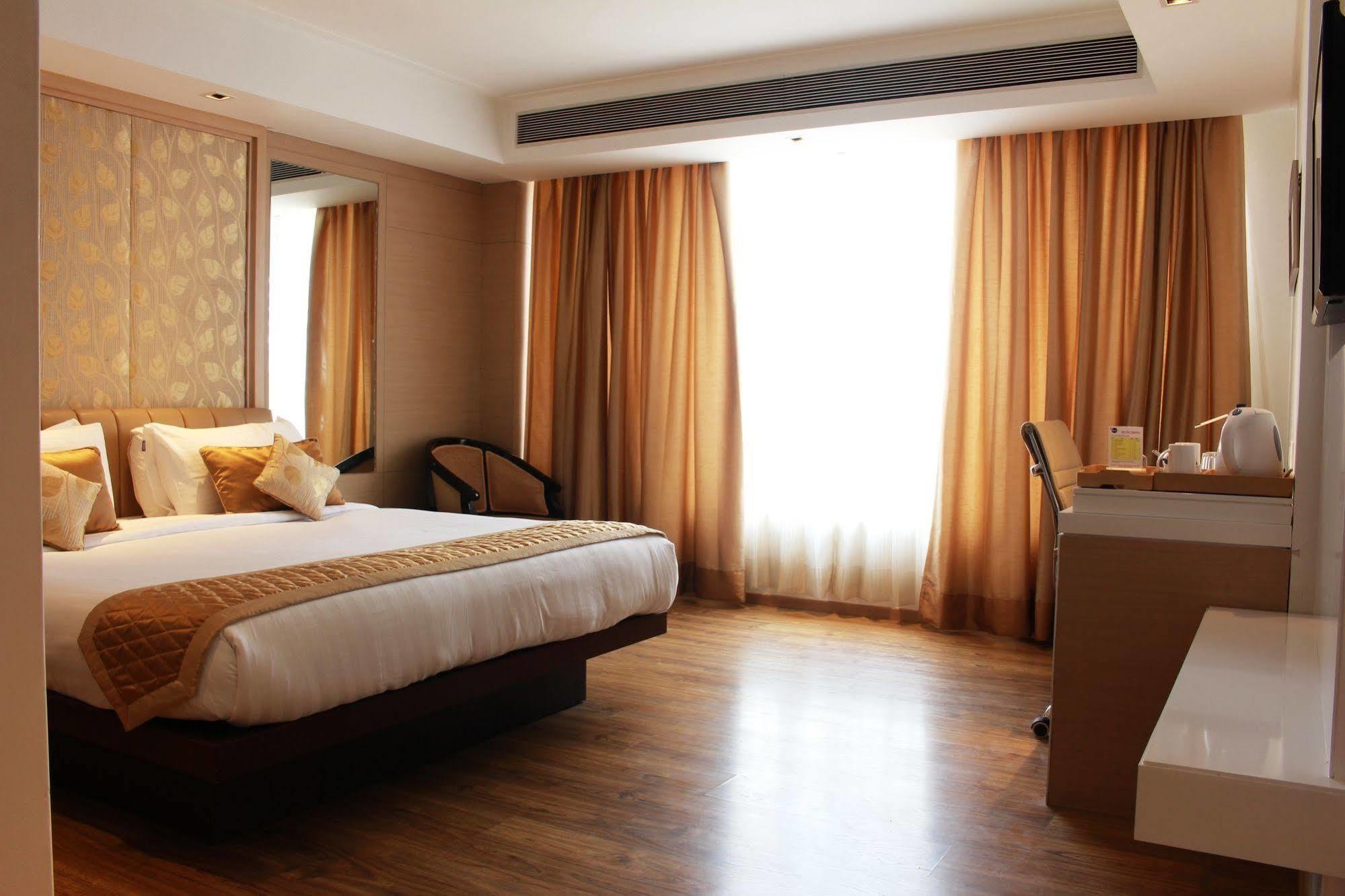 Hotel Swati Дели Экстерьер фото