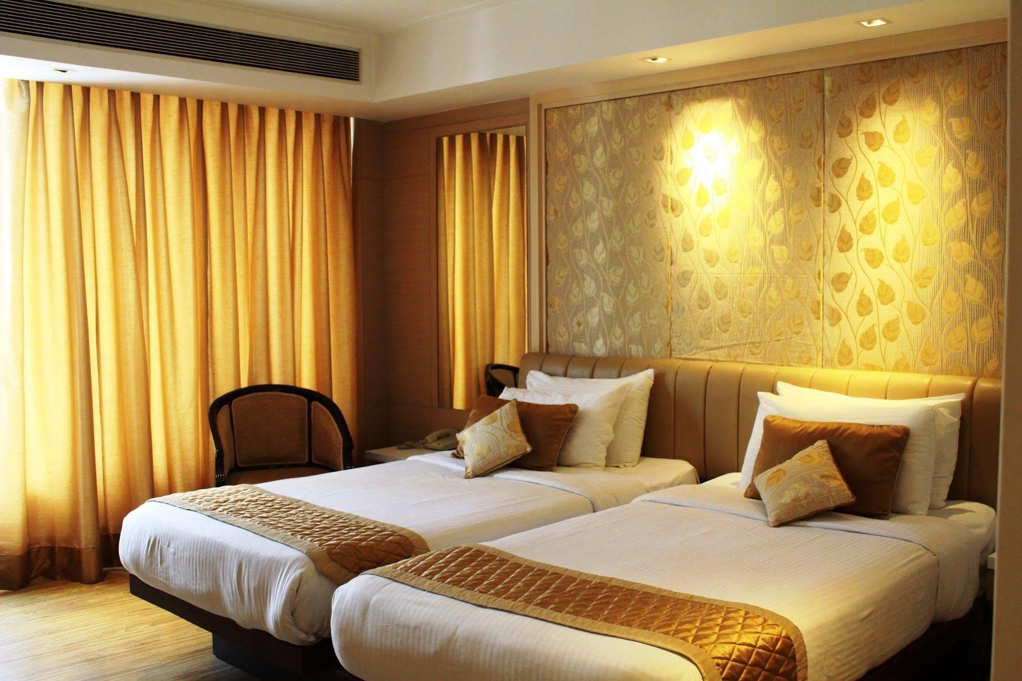 Hotel Swati Дели Экстерьер фото
