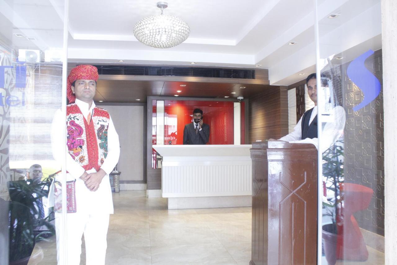 Hotel Swati Дели Экстерьер фото
