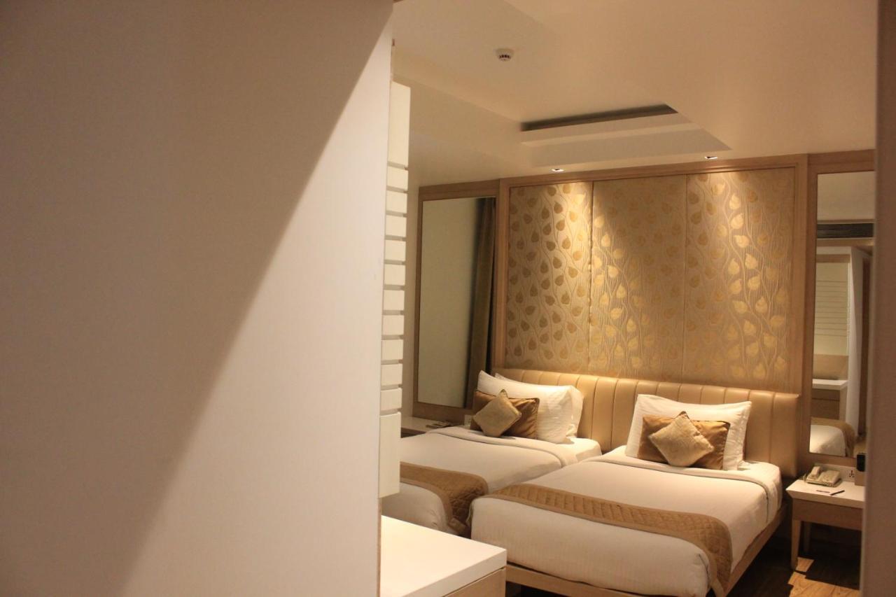Hotel Swati Дели Экстерьер фото