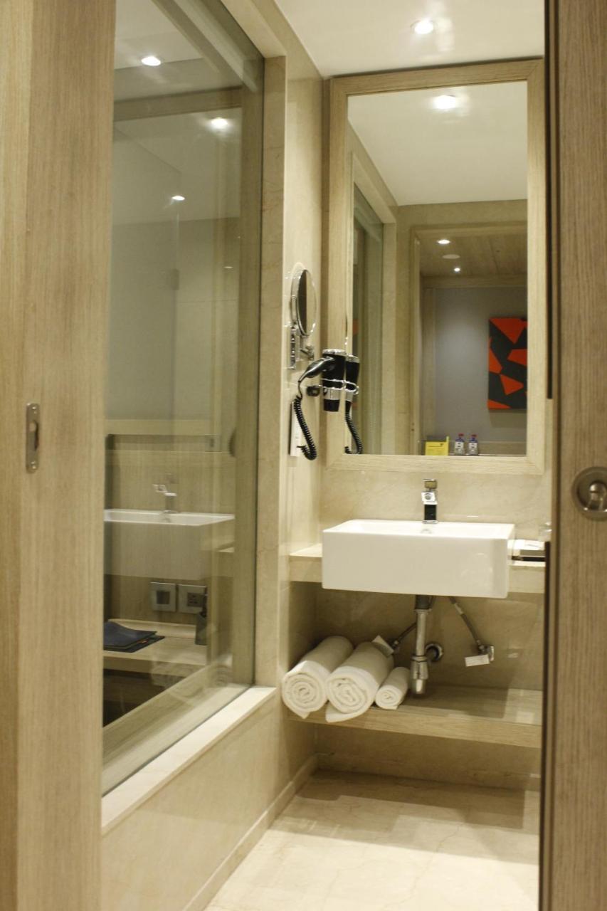Hotel Swati Дели Экстерьер фото